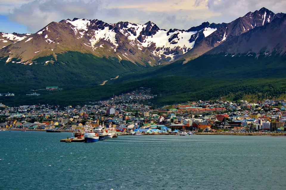 Ushuaia frente a la bahía, al pie de las montañas nevadas del Glaciar Martial