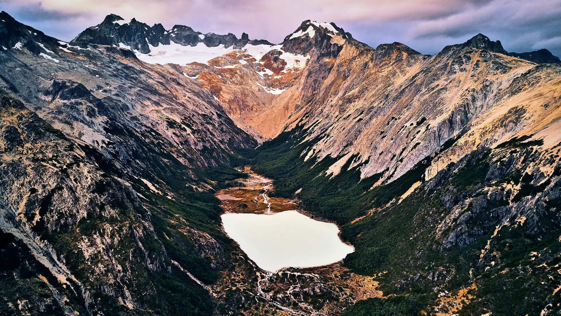 Vista aérea de la Laguna Esmeralda en su valle, con el Glaciar Ojo del Albino entre las cumbres