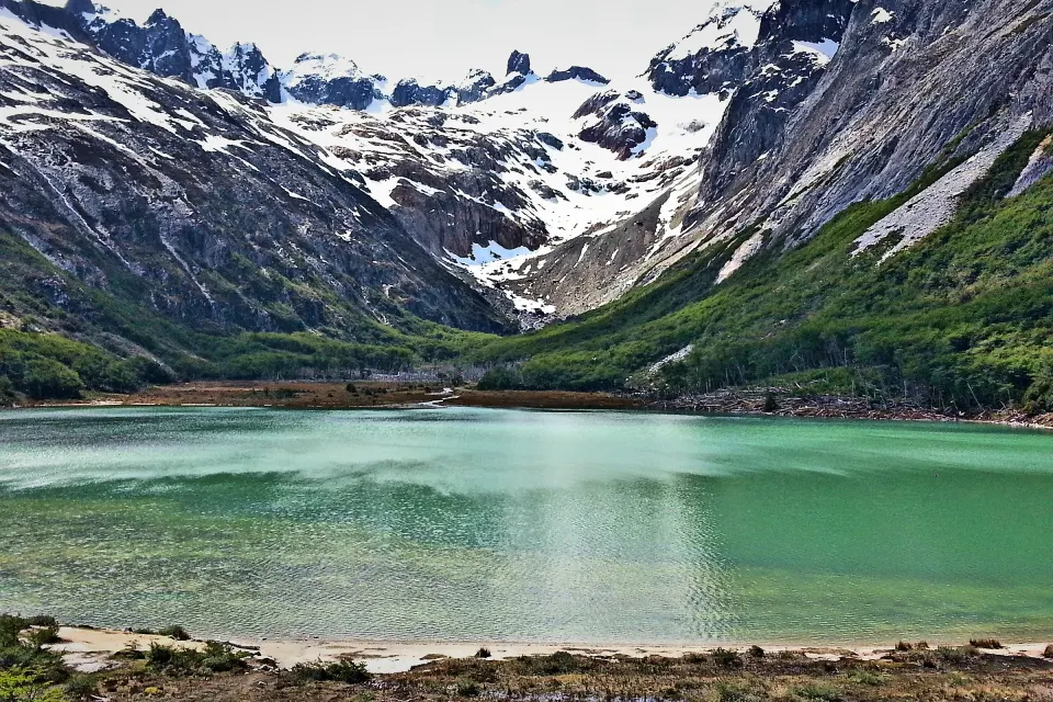 La Laguna Esmeralda, de agua verde turquesa, al pie de montañas con nieve, cerca de Ushuaia