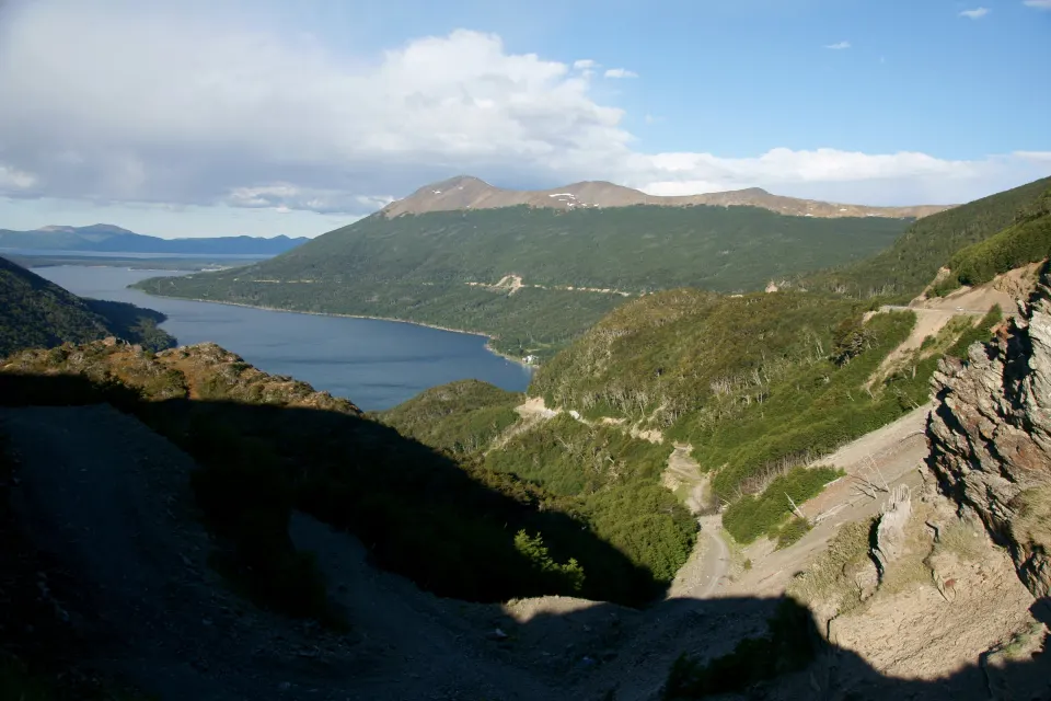 El Lago Escondido visto desde el Paso Garibaldi, con la Ruta 3 bajando en curvas entre cerros con bosque