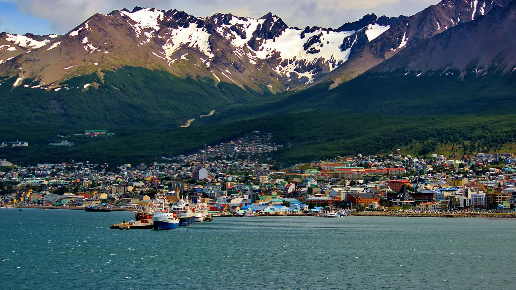 Ushuaia frente a la bahía, al pie de las montañas nevadas del Glaciar Martial